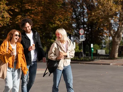 Oameni care se plimbă - Foto: Freepik (rol ilustrativ)