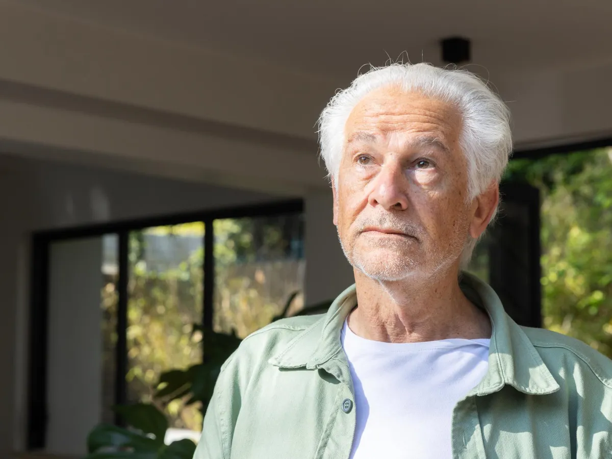Pensionar îngrijorat de pensie - Foto. Freepik