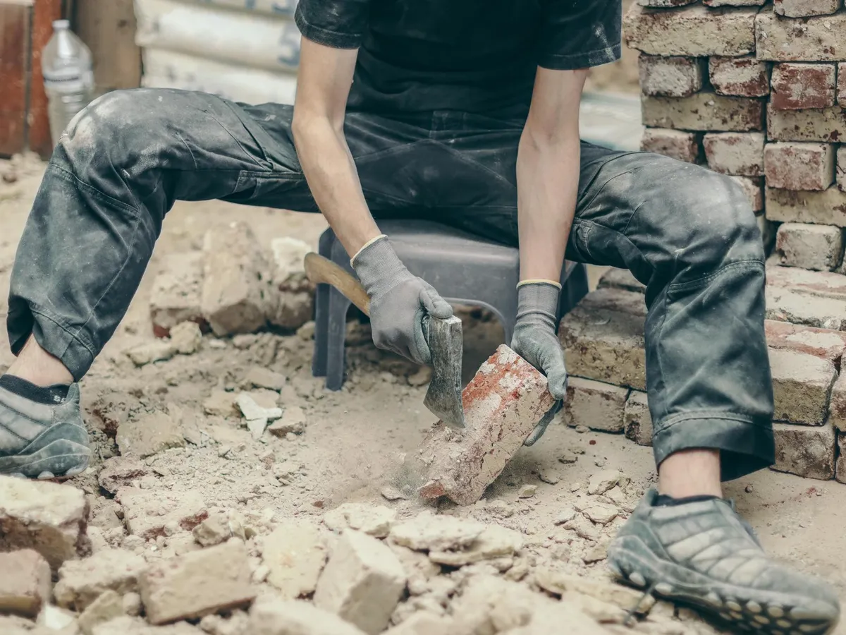 Bărbat care lucrează în construcții - Foto: Magnific.com (Imagine cu rol ilustrativ)