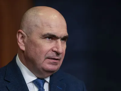 Prim-ministrul Ilie Bolojan, vorbind cu jurnaliştii acreditaţi pe Guvern, după conferinţa de presă - Foto: INQUAM PHOTOS/George Călin