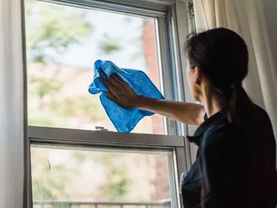 Persoană care șterge geamul - Foto: Pexels (Imagine cu rol ilustrativ)