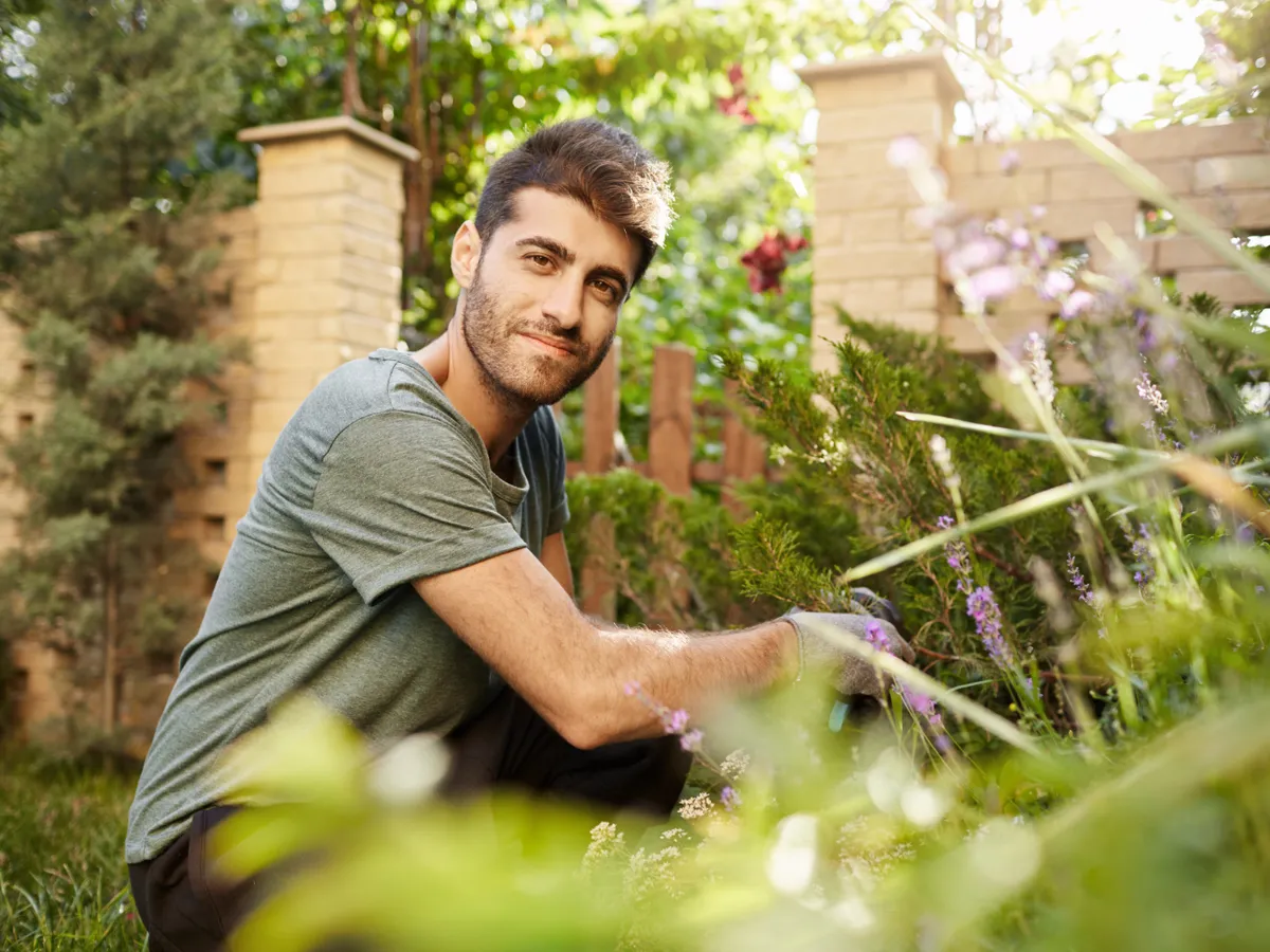 Greșelile pe care le faci în grădină în luna martie și îți strică recolta. Este bine să sapi solul umed?