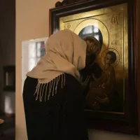 O femeie care se închină la icoana Maicii Domnului - Foto: Profimedia Images