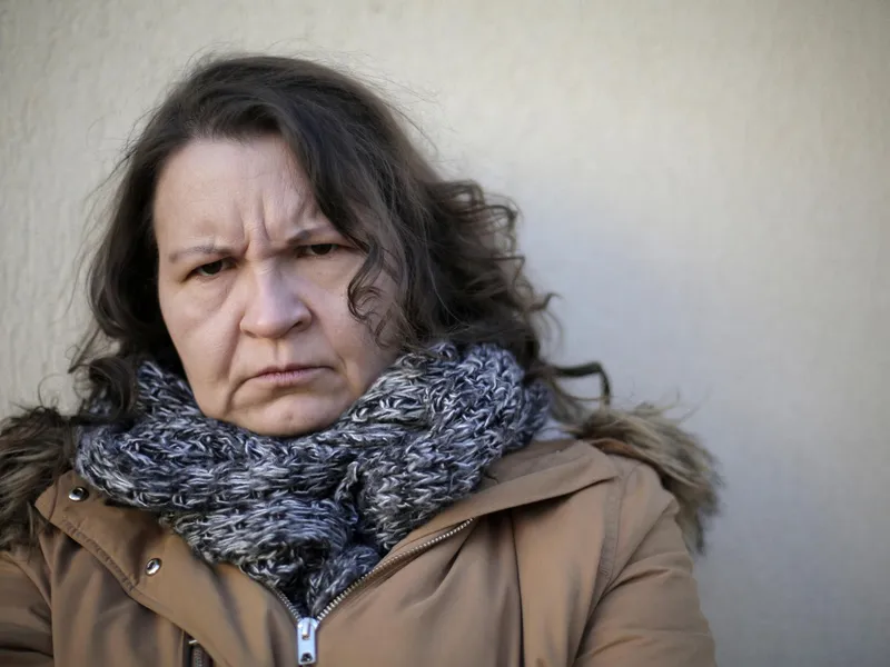 Pensionară îngrijorată de pensie - Foto: Freepik