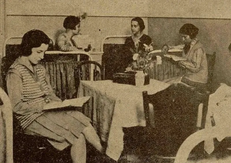 Studente &icirc;n cămin interbelic