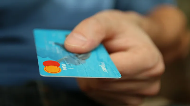 Facturile pot fi plătite la poștaș. Pensionarii cu card vor plăti direct factura când iau pensia Foto: Pexells (fotografie cu caracter ilustrativ)