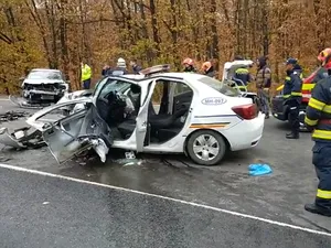 Logan de poliție, făcut terci. Polițistul de la volan a depășit deși din față venea o mașină. / Foto: infotraficromania.ro