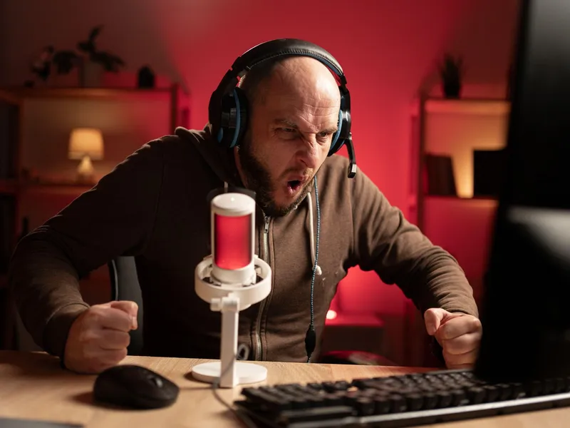Unde pot fi reclamate amenințările primite online. Agresorii din spatele tastaturii riscă închisoare - Foto: Profimedia images