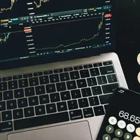 Curs BNR miercuri, 16 aprilie. Unde sunt euro și dolarul, față de leu, în Miercurea Mare? - Foto: Pexels/Alesia Kozik