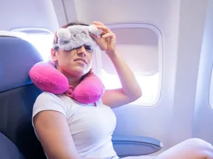 Zbor Amsterdam - București de coșmar. O pasageră de 19 ani, pipăită în somn de un bărbat de 56 ani - Foto: Freepik (Imagine cu rol ilustrativ)