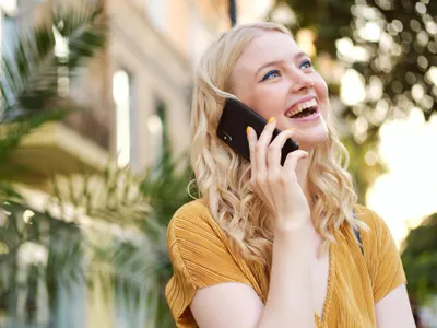 O femeie vorbește la telefon - Foto: Freepik (rol ilustrativ)