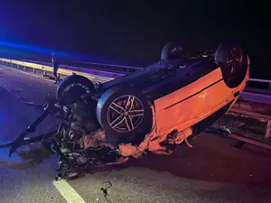 Atenție, vacă pe autostradă! Accident grav, cu 2 mașini, pe A3. Una s-a răsturnat - Foto: ISU Prahova