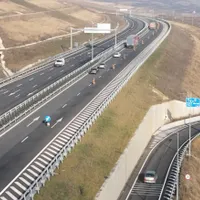 Pe autostrada A10 Sebeș-Turda se circulă doar pe o bandă în zona dealului de la Pârâul Iovului. / Foto: captură video