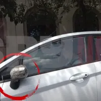 „Procurorul”, marele fotbalist Cornel Dinu, are o mașină de 5.000 €. Oglinda, legată cu scotch - Foto: captură video