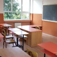 Două eleve s-au lovit şi s-au tras de păr într-o școală. Nu s-a intervenit, s-a filmat scena / Radio Accent