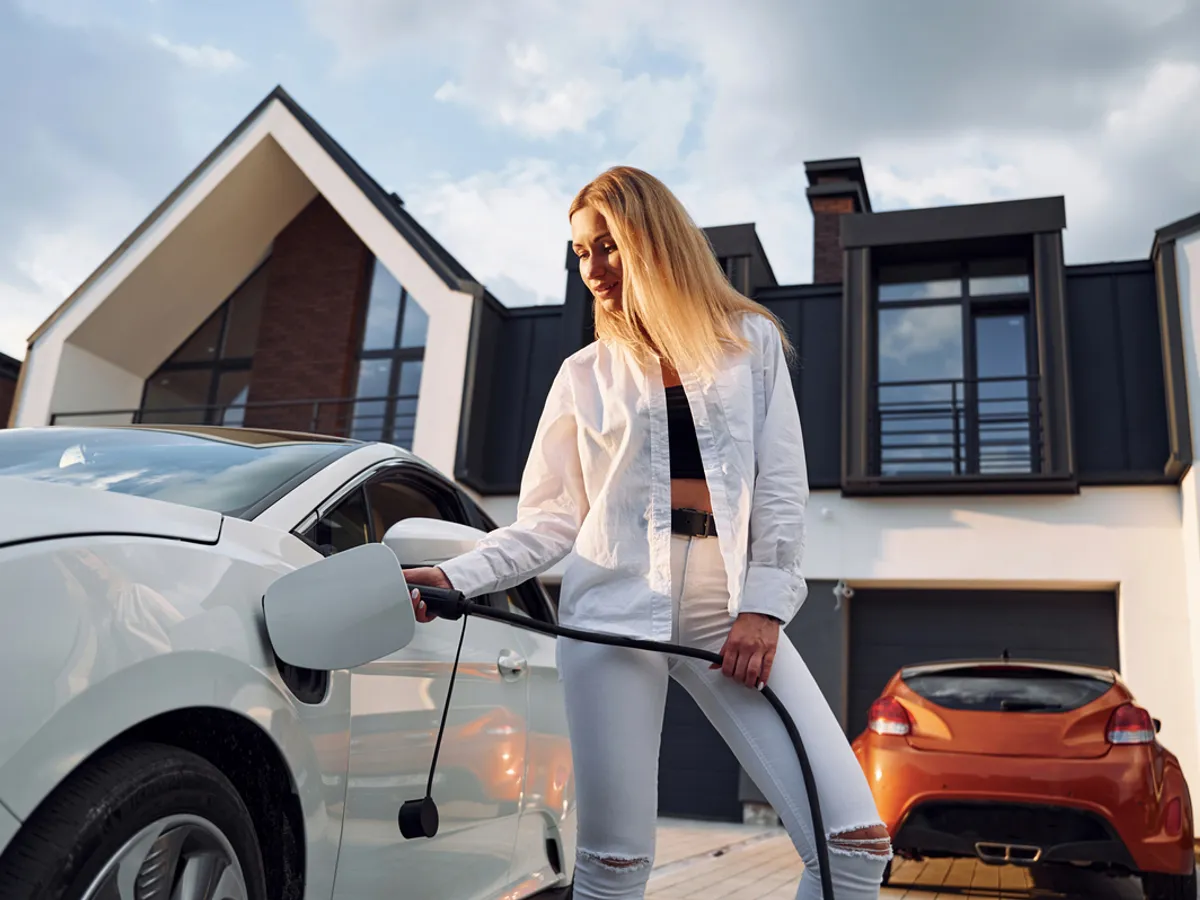 Vrei mașină electrică? O stație de încărcare acasă costă minimum 1.000 €. Faci plinul cu 70 lei - Foto: Freepik (Imagine cu rol ilustrativ)