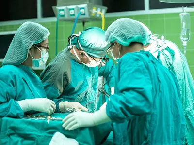 Sanitas avertizează: Noua lege a salarizării taie sporuri și riscă să readucă exodul medicilor