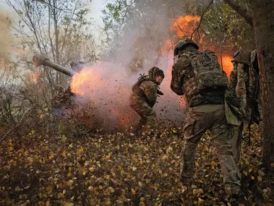 RĂSPUNSUL LA FOC Soldații ruși dintr-o echipă de artilerie a Akhmat Spetsnaz bombardează soldații ucraineni, după ce cerul a fost eliberat de dronele ucrainene care reprezintă o amenințare constantă