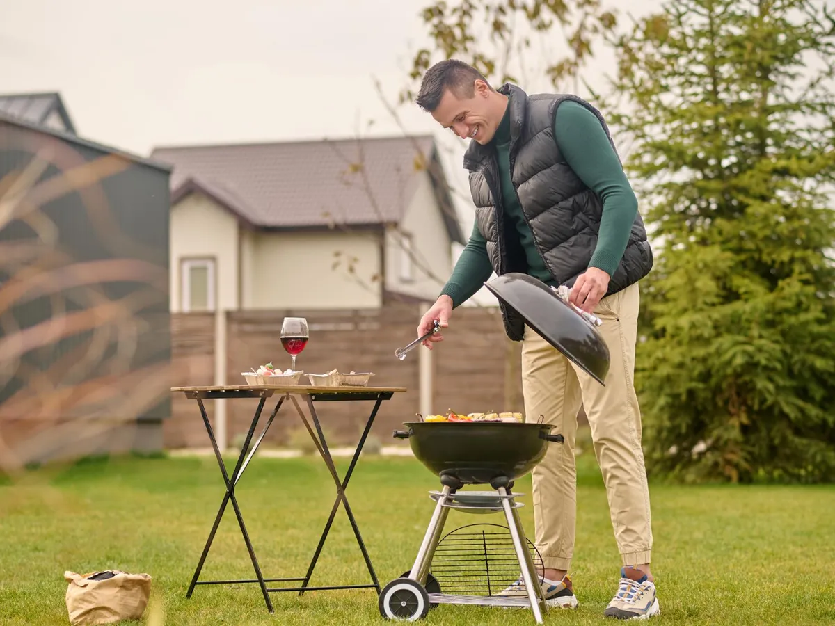 2.500 lei amendă dacă stai la casă și faci grătar în curte. La câți metri de casă ai voie să pui grătarul?