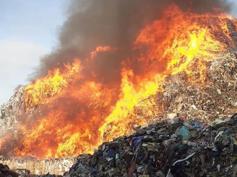 Incendiu masiv pe platforma Oltchim. Ard deşeurile de mase plastice - Foto: ISU Vâlcea