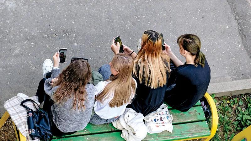 36% dintre adolescenții americani recunosc că petrec prea mult timp pe rețelele sociale