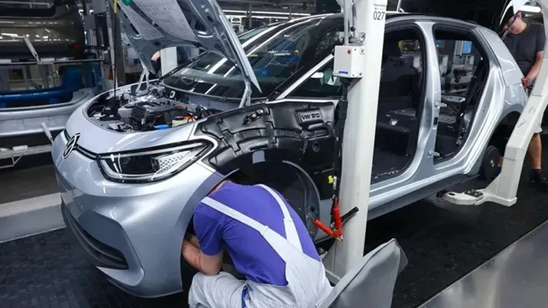 CRIZĂ Europa refuză mașinile electrice. 54.000 de angajați concediați, inclusiv în România - Foto: VW - Imagine cu rol ilustrativ