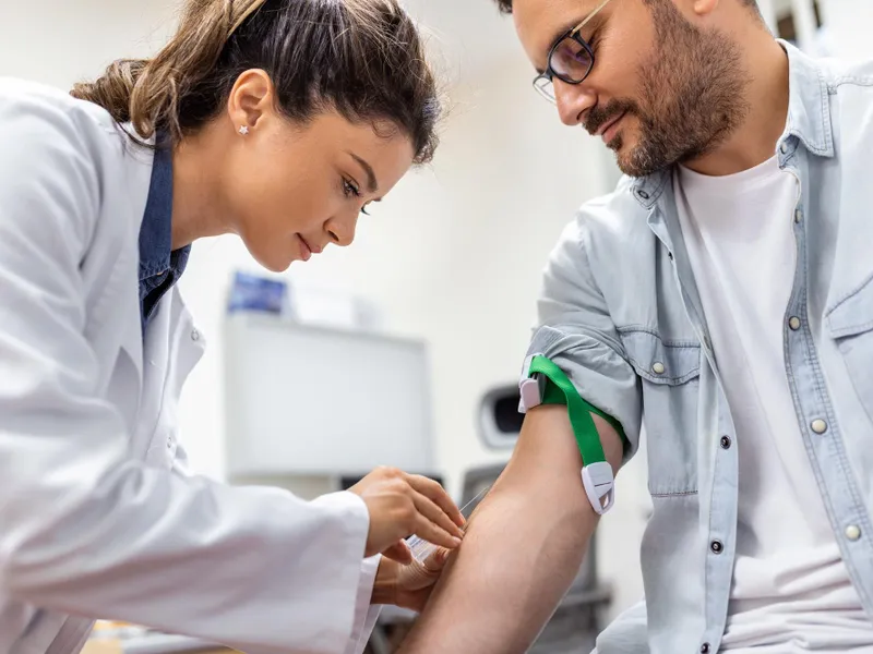 Testul care îți arată dacă ai cancer de colon, doar dintr-o picătură de sânge. Cât e de precis? - Foto: Freepik (imagine cu rol ilustrativ)