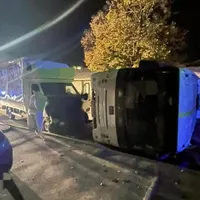 O camionetă a răsturnat un microbuz pe o stradă din Alexandria. / Foto: infotraficromania.ro