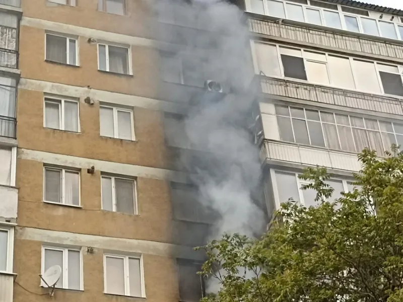 Incendiu, într-un bloc cu 10 etaje din Bacău. Zeci de persoane, evacuate. / Foto: bacau.net