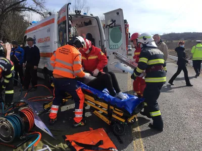 Accident crunt pe DN6. Cinci persoane au murit după ce mașina în care se aflau a intrat într-un TIR/FOTO: Facebook/Ambulanța