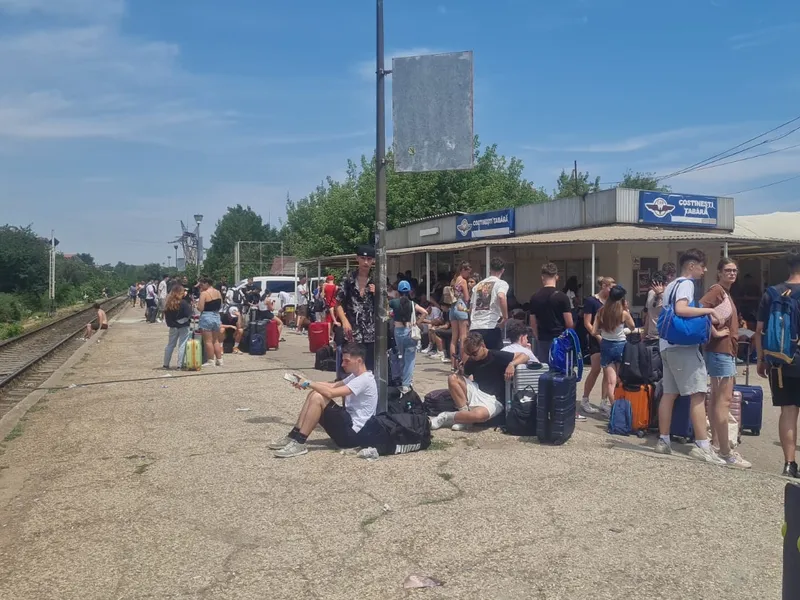 Haos în Costinești după Beach Please. Tinerii așteaptă trenul chiar pe șine pentru a merge acasă - Foto: Observator (imagine cu rol ilustrativ)