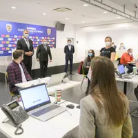 Președintele Iohannis, alături de primarul Capitalei și ministrul Sănătății, într-o vizită la call-center-ul DSP București. Sursa foto: Facebook Nicușor Dan