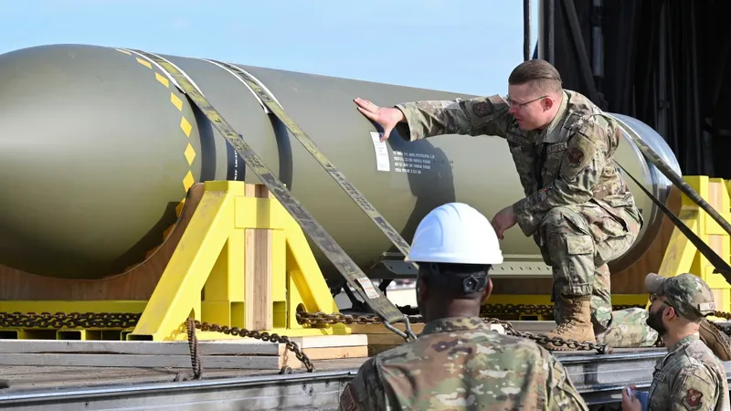 Bomba americană GBU-57, ce distruge zonele subterane din programului nuclear al Iranului-Foto: Profimedia Images