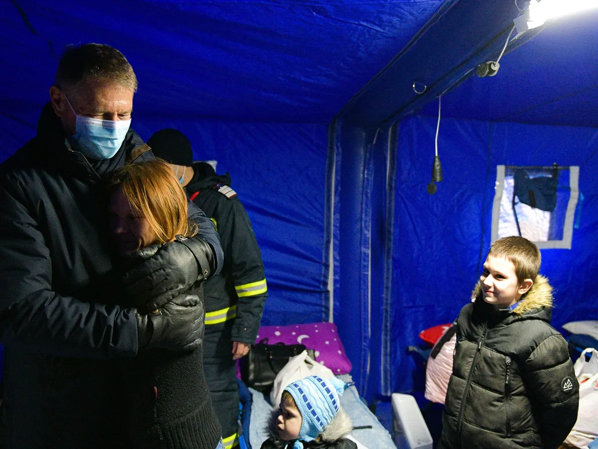 VIDEO Preşedintele Klaus Iohannis a ajuns la tabăra mobilă pentru refugiaţi de la Siret