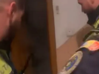 Un polițist erou! A salvat din flăcări un bărbat - Foto: captură video