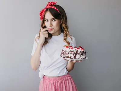 Tânără gustând dintr-un tort - Foto: Freepik (rol ilustrativ)