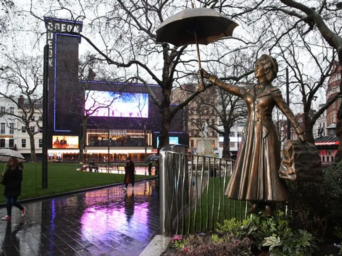 Statuia lui Marry Poppins din Leicester Square / Foto: mirror.co.uk