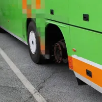 Un autocar românesc, surprins fără o roată pe autostradă în Austria. Puntea, legată cu sfoară - Foto: jurnalemigrant.com