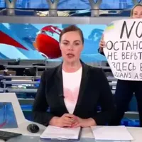 Curaj incredibil: O jurnalistă din Rusia a intrat în direct cu un mesaj antirăzboi/FOTO: Twitter/Nexta