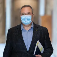 Lucrarea de doctorat a premierului Ciucă, verificată de Universitatea Naţională de Apărare „Carol I”. / Foto: puterea.ro