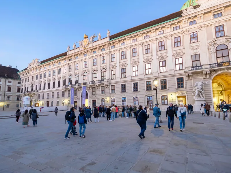 Schimbări din iunie pentru românii din Austria. Unele taxe cresc cu 48%. Ce se întâmplă cu salariile - Foto: Profimedia images (rol ilustrativ)