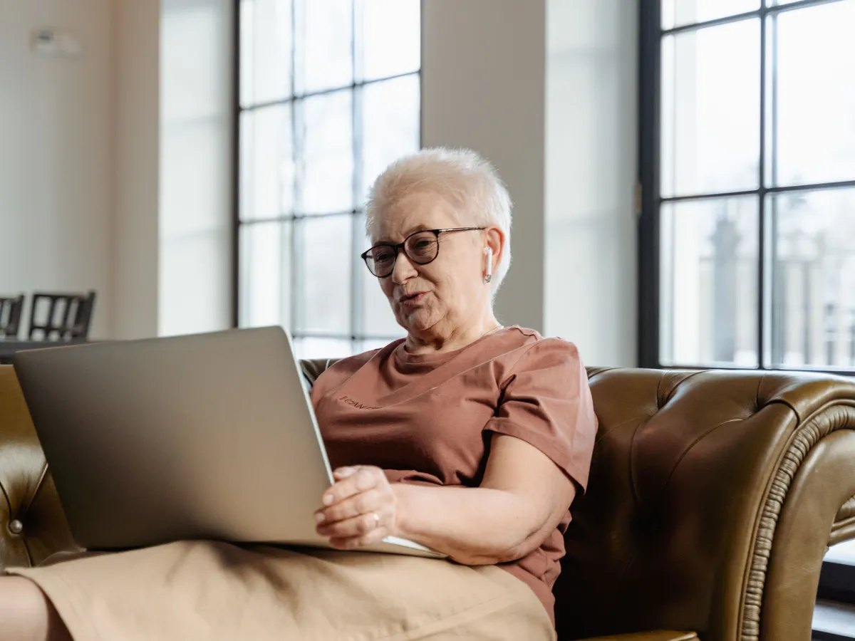 Pensionară la laptop Foto: Pexels (imagine cu rol ilustrativ)