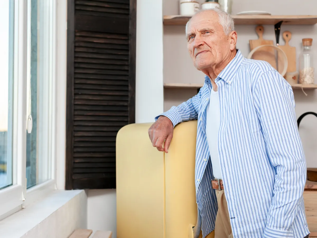 Pensionar face cumpărături la pensie - Foto: Freepik
