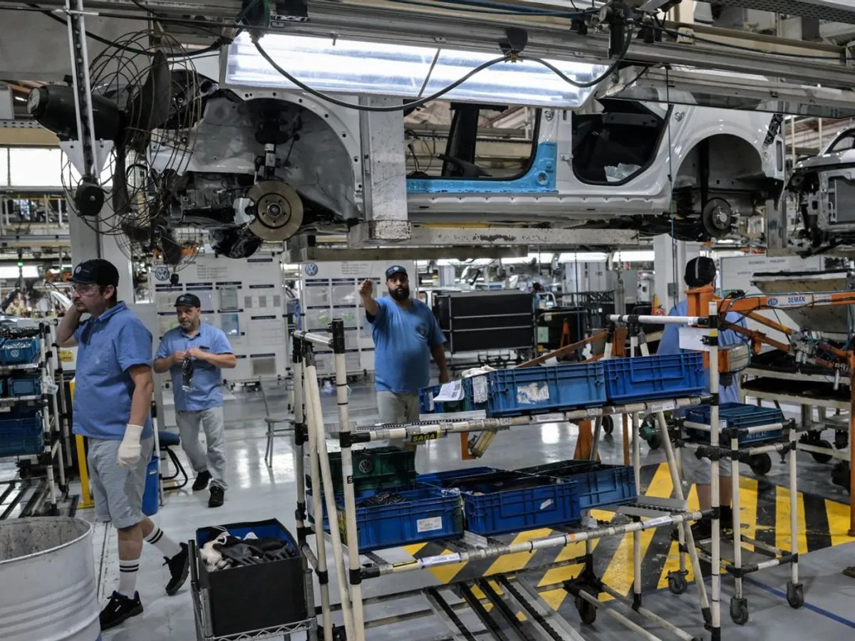 Linie de asamblare într-o uzină Volkswagen - Foto: Profimedia Images