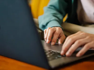 O persoană tastează pe un laptop - Foto: Pexels (Imagine cu rol ilustrativ)