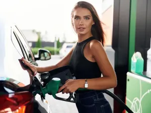 Cum pot face economie la plin unii șoferi români? În Bulgaria, benzina și motorina costă 6,2 lei - Foto: Freepik (Imagine cu rol ilustrativ)