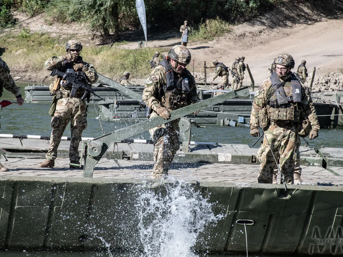 Exercițiu NATO în Ungaria, pe râul Tisa - Foto: martfu.hu