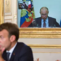 Emmanuel Macron și Vladimir Putin , în timpul unui dialog bilateral/ Foto: Profimedia