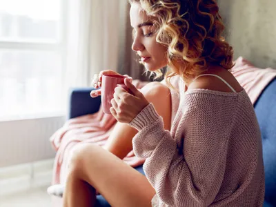 O femeie bea o cană cu apă caldă - Foto: freepik (rol ilustrativ)