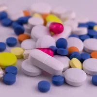 EMA a aprobat folosirea în caz de urgenţă a pastilei anti-COVID Pfizer și două noi tratamente. / Foto: bbc.com